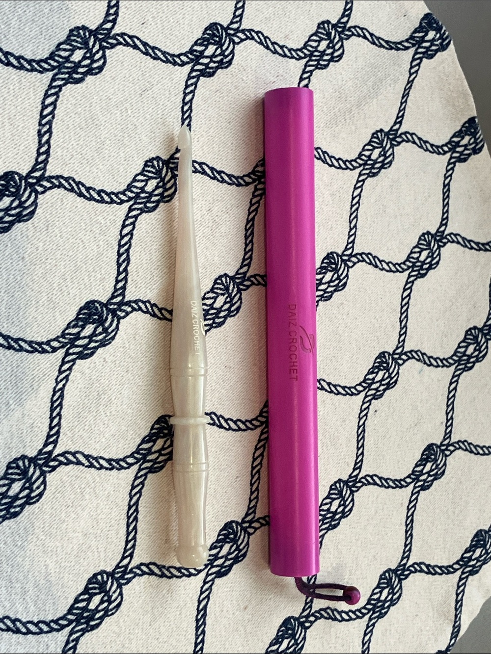 Crochet Hook with Protective Case - Pink and Cream